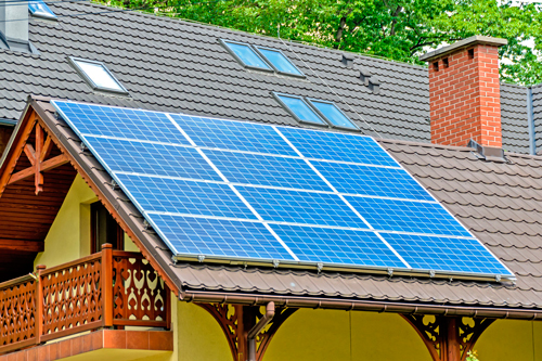 Paneles solares en casa rural
